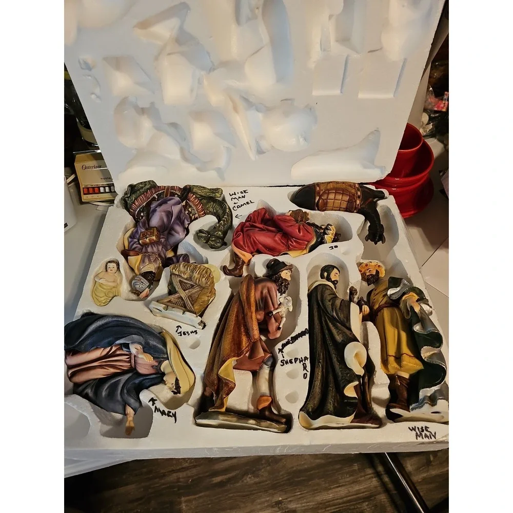 Grandeur Noel 2002 9 piece HAND PAINTED PORCELAIN NATIVITY Scene Collection